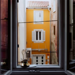 窓際でコーヒー1