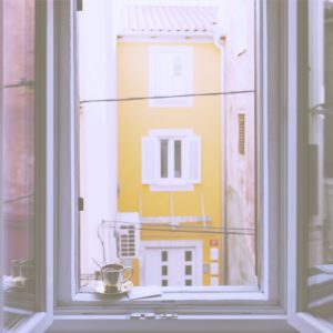 窓際でコーヒー2