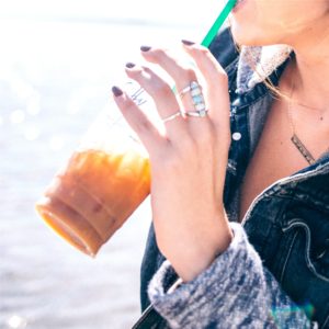 アイスコーヒーと女性1