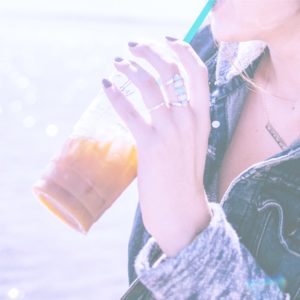 アイスコーヒーと女性2