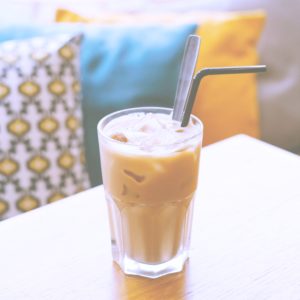 おしゃれなクッションとアイスコーヒー2