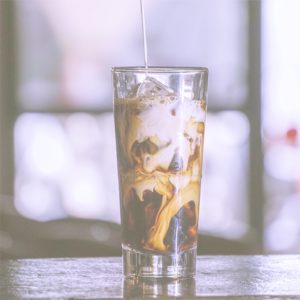 アイスコーヒーとミルク2