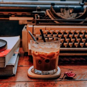 タイプライターとアイスコーヒー1