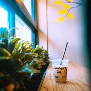 窓際席でアイスコーヒー