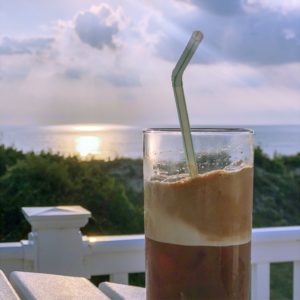 海とアイスコーヒー1