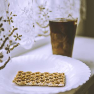 レースのカーテンとアイスコーヒー1