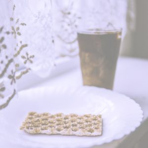 レースのカーテンとアイスコーヒー2