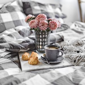 ベッドと花とコーヒー1