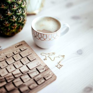 木製のキーボードとコーヒー1