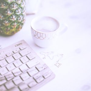 木製のキーボードとコーヒー2