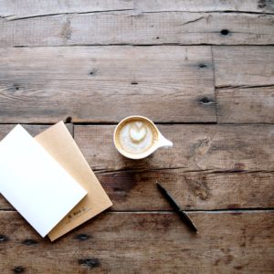 木の床とカフェオレ1