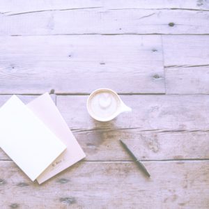 木の床とカフェオレ2