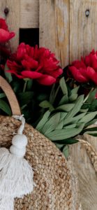 カゴに入れた赤い花1