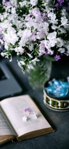 白い花と本とキャンディ1