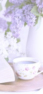 紫と白の花とコーヒー2