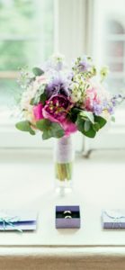 窓際の花とマリッジリング1