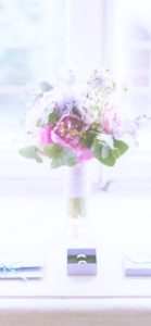 窓際の花とマリッジリング2