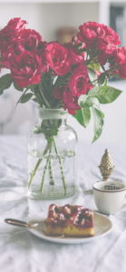 ガラス瓶の赤いバラ2