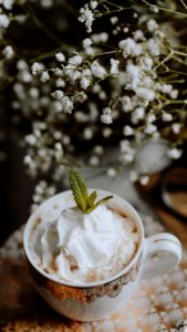 かすみ草とコーヒー1