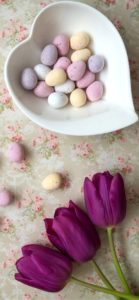 紫のチューリップとお菓子1