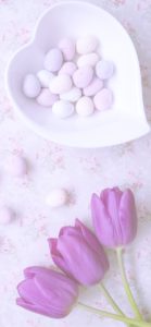 紫のチューリップとお菓子2