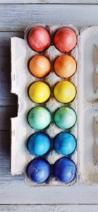 卵パックとカラフル卵1