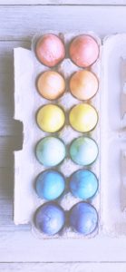 卵パックとカラフル卵2