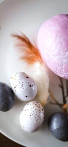 白とグレーの卵1