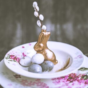 お皿の上のイースター飾り2