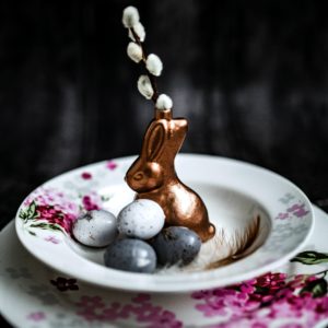 お皿の上のイースター飾り1