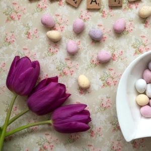 イースターのお菓子とチューリップ1