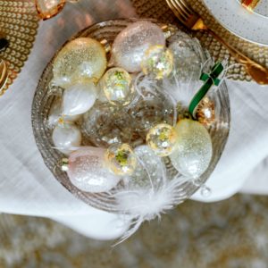 カゴに盛ったイースター飾り1