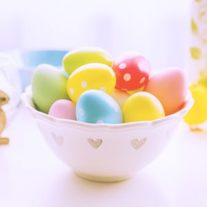 器に入れたイースターエッグ2