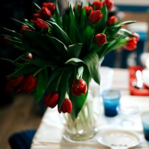 部屋に飾った赤いチューリップ1