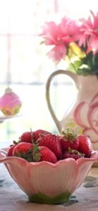 ピンクの花と苺1