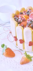 ハートの飾りの苺ケーキ2