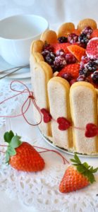 ハートの飾りの苺ケーキ1