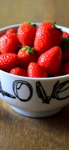 陶器の器に入った苺1