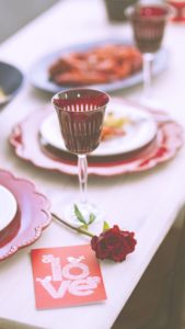 赤いバラとワイングラス2