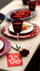 赤いバラとワイングラス2