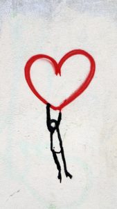 壁のハートを持った人1