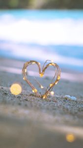 砂浜の光るハート2