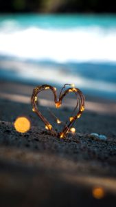 砂浜の光るハート1
