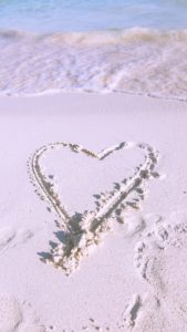 砂浜に書いたハート2