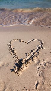 砂浜に書いたハート1