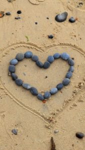 石を並べたハート1