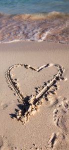 砂浜に書いたハート