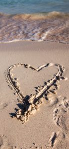 砂浜に書いたハート1