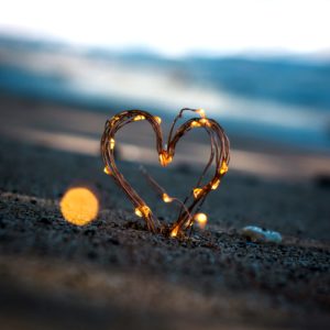 砂浜の光るハート1