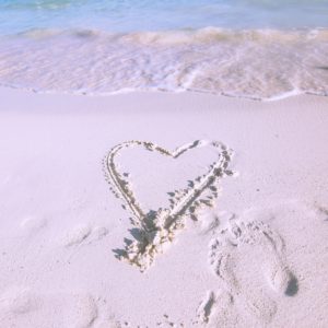 砂浜に書いたハート2